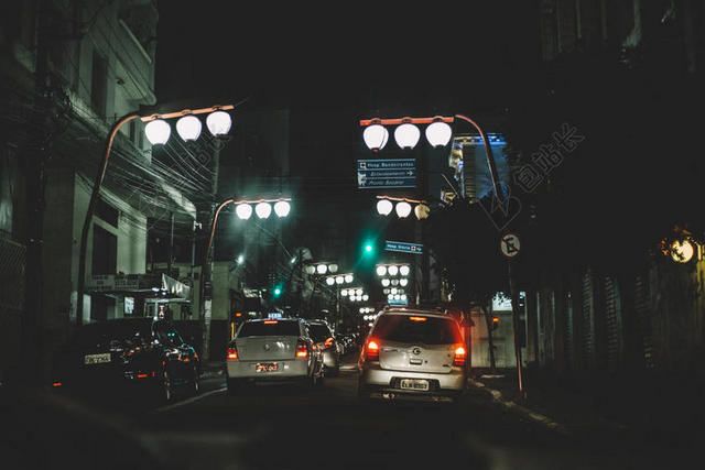 黑色夜晚城市建筑灯光汽车街道背景图片