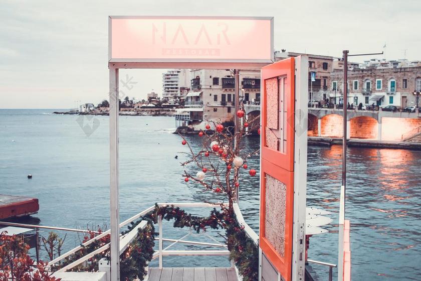 红色建筑大海中船被装饰的木板门背景图片