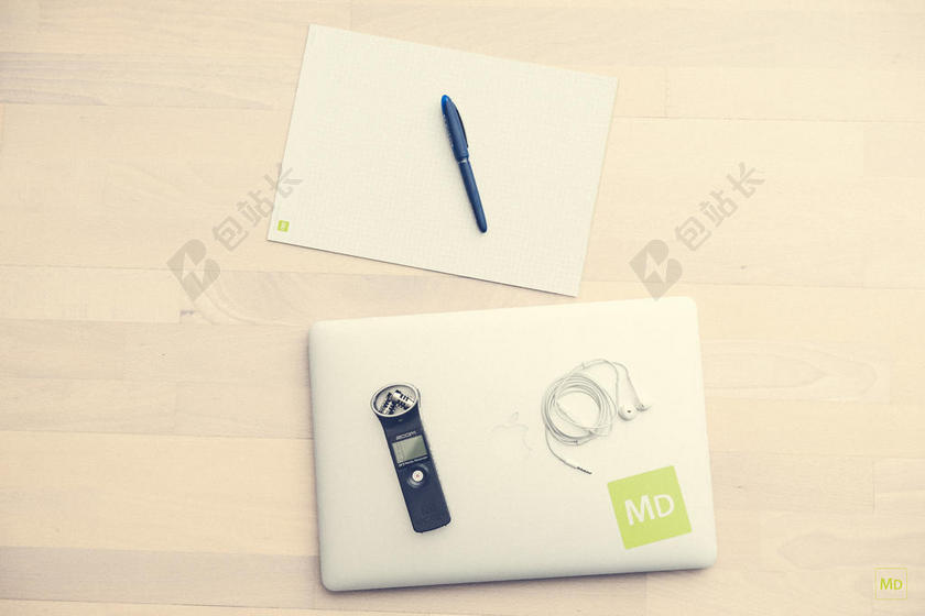 黄白电子科技桌子上的纸笔和平板电子产品娱乐休闲办公背景图片