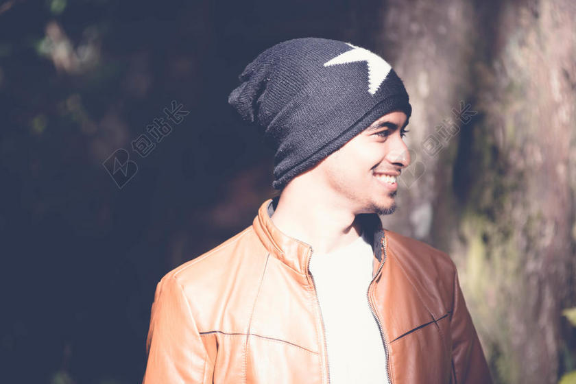 广告时尚森林里的男子背景图片