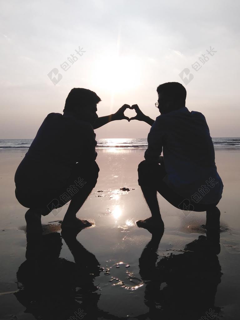 黑色海滩游玩男旅游搞笑背景图片