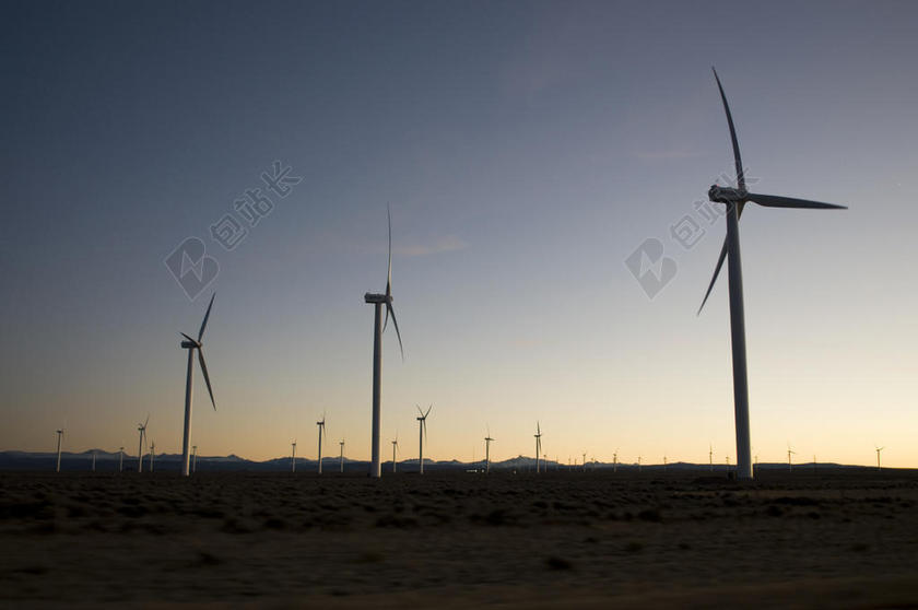 能源现代蓝天下原野上的风车风力资源自然背景图片