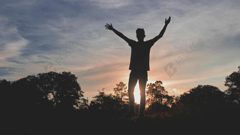 人物光影鲜明阳光照耀下的人和大树山林户外光影背景图片