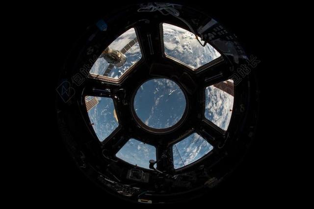 蓝色自然风景太空舱外的宇宙背景图片