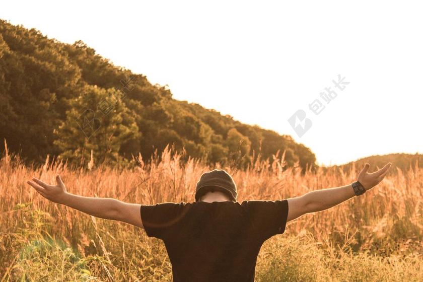 广告时尚乡村户外张开双臂的男性背景图片