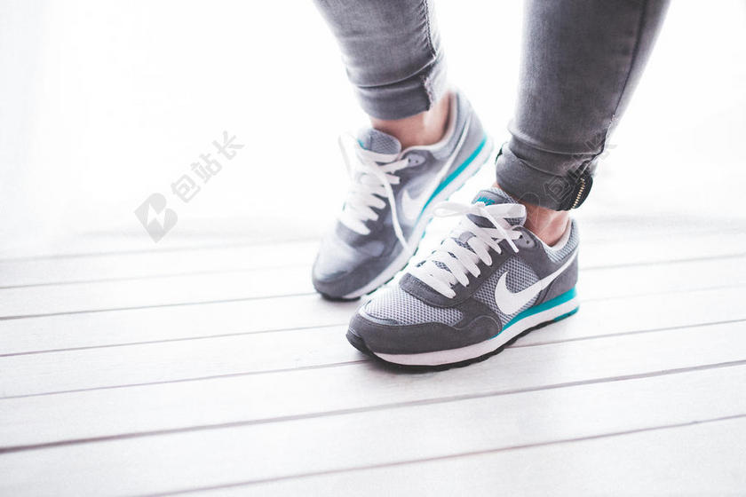 摄影清新模板上的跑步鞋背景图片