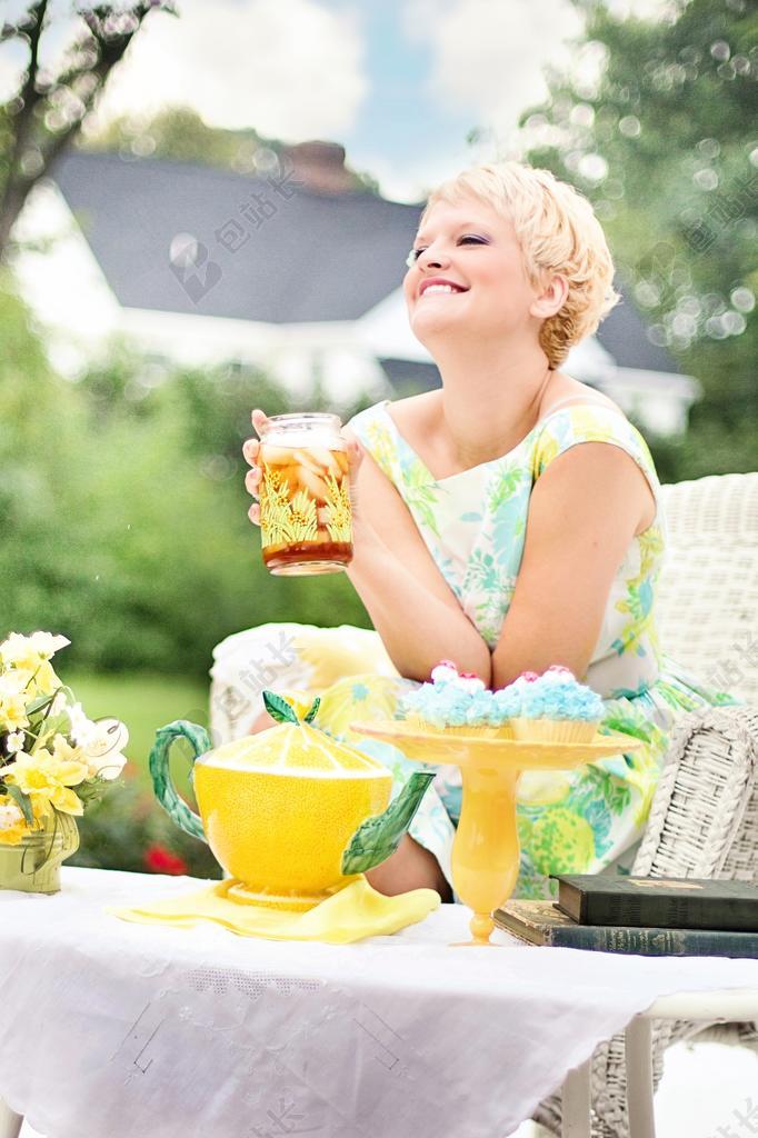 人物换了沙发上喝东西的女孩户外人物餐饮背景图片