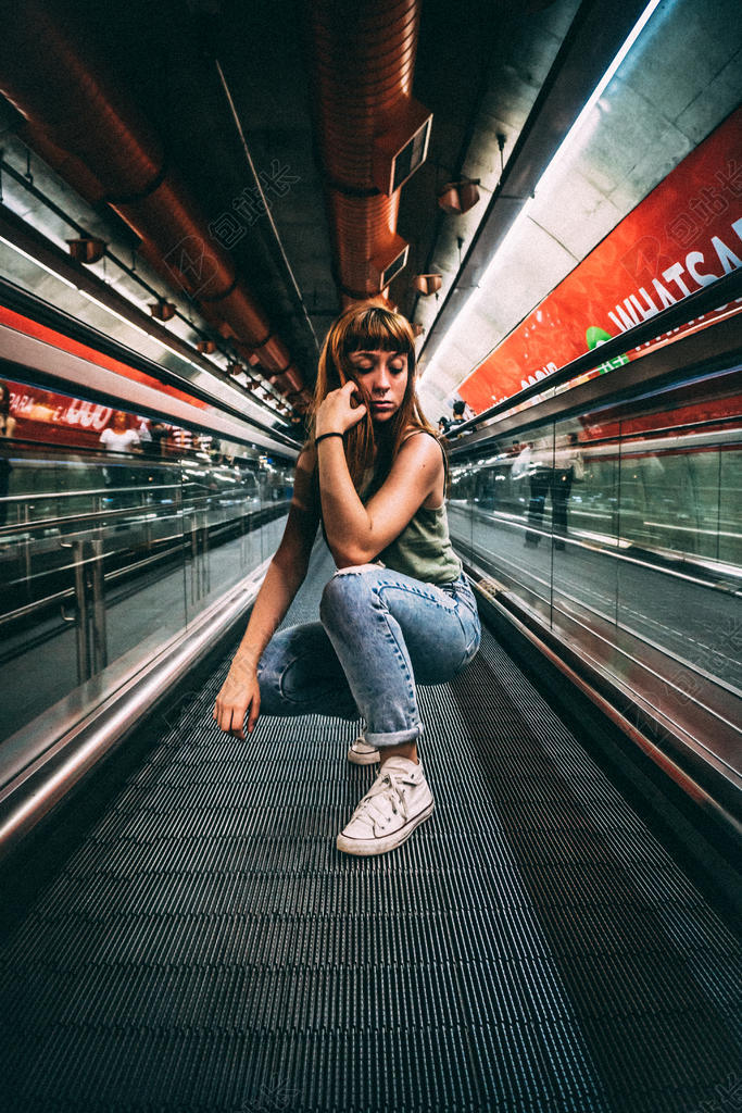 人物炫酷站在自动扶梯上的女孩摄影摆拍户外背景图片