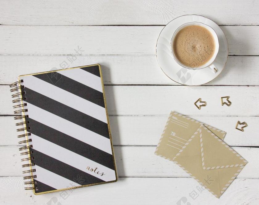 卡片 - 咖啡 - 杯子 - 信封 - 杯子 - 桌子 - 咖啡 - 笔记本