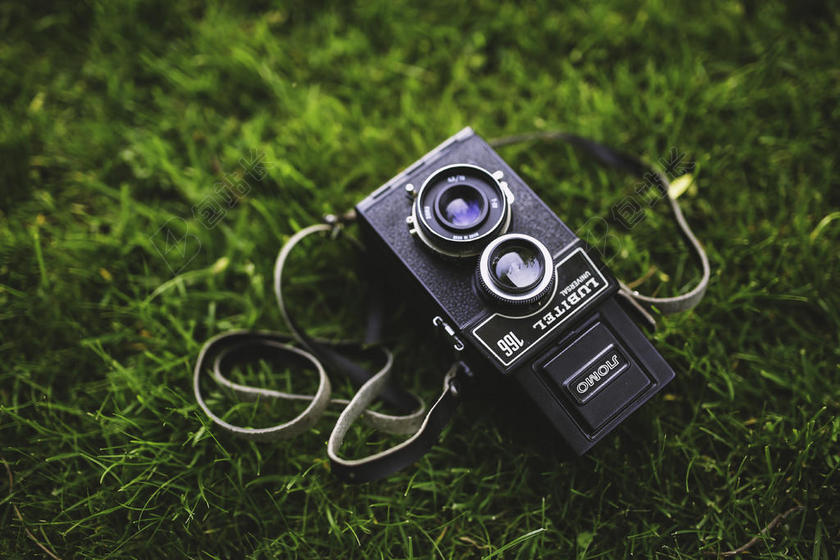 草摄影古老的复古照相机背景图片