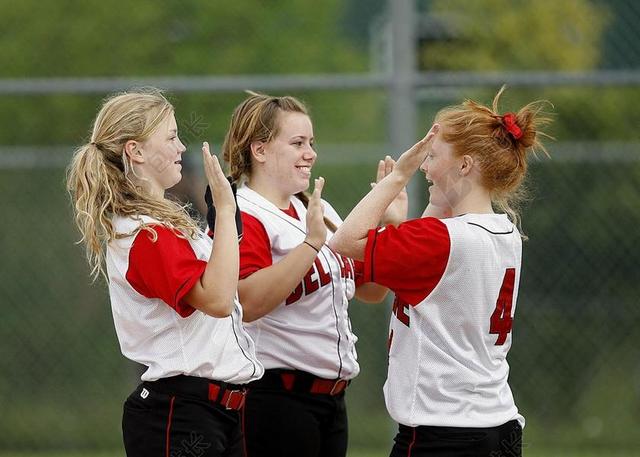 彩色体育热烈喜庆球场上三个女孩在欢快击掌庆祝开心体育团队背景图片