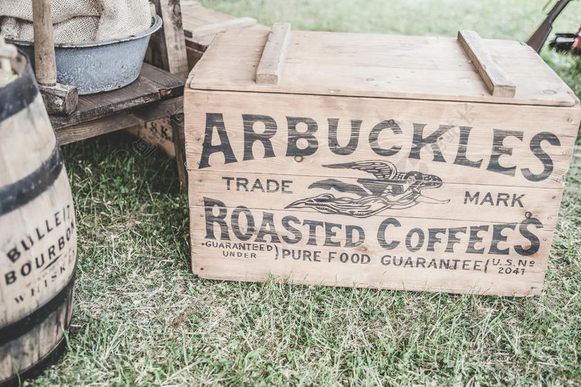 户外集装箱瓶罐古老容器背景图片