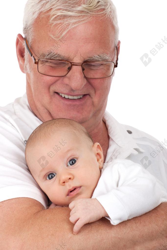 老人爷爷抱着小孩开心图片