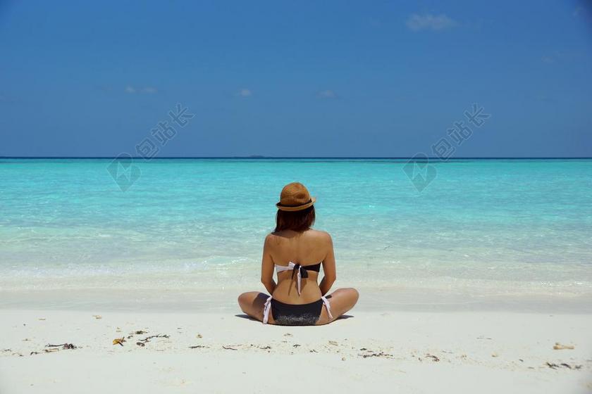 女子静坐海边打坐图片