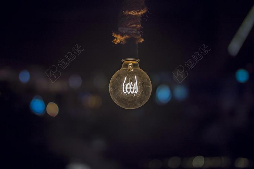 夜晚灯丝发光的钨丝灯背景图片