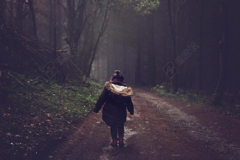 旅游简约户外林间小路徒步背景图片