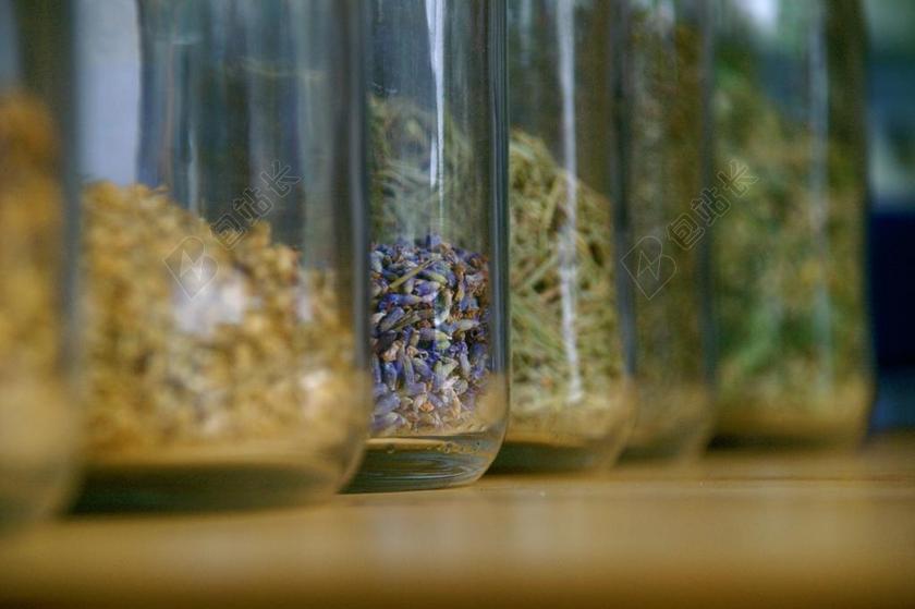 广告简约木台上的玻璃瓶中药背景图片