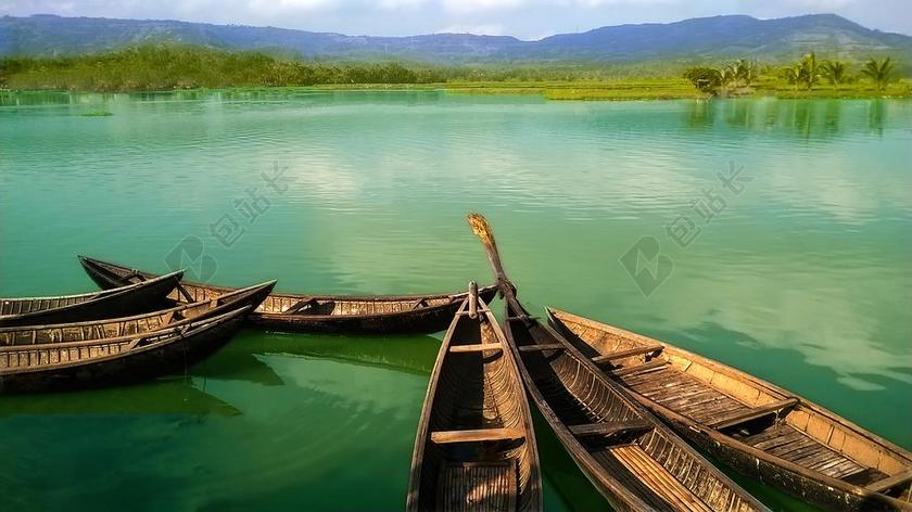 摄影岸边小舟倒影背景图片