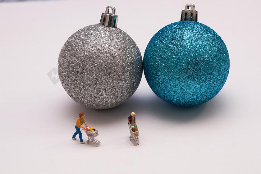 玩具特写灯泡和购物的小人玩偶背景图片