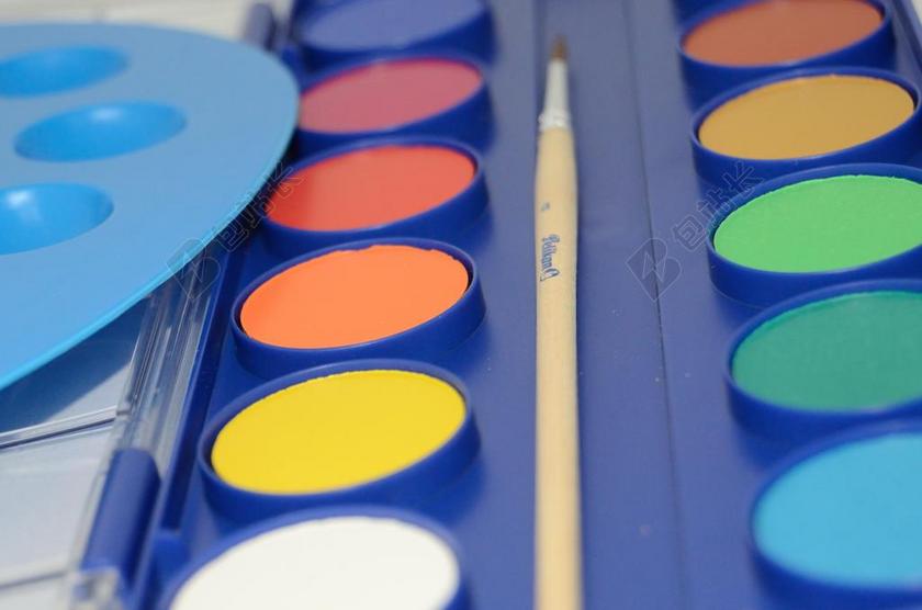 彩色艺术清新盘子里面的水彩颜料绘画材料工具背景图片