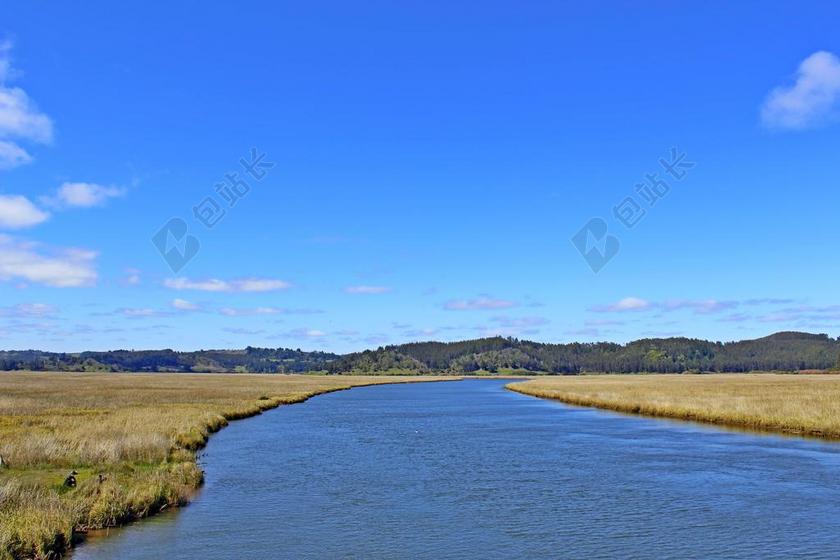 蓝黄自然开阔清新蓝天下河水和原野自然旅游休闲放松背景图片