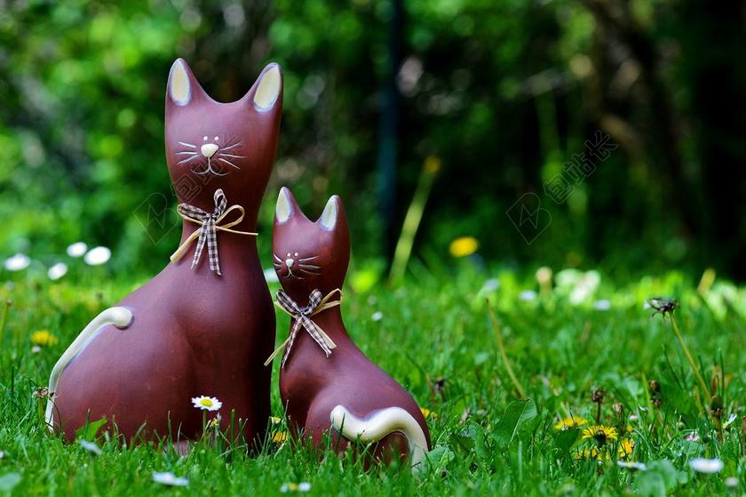 艺术卡通草地上的卡通猫咪雕像背景图片