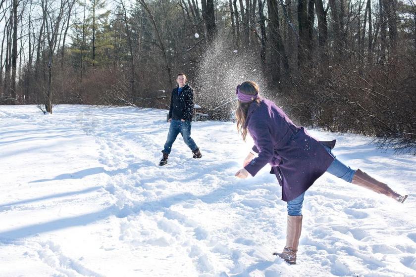 人像动感游戏情侣朋友打雪仗游戏乐趣宣传图片