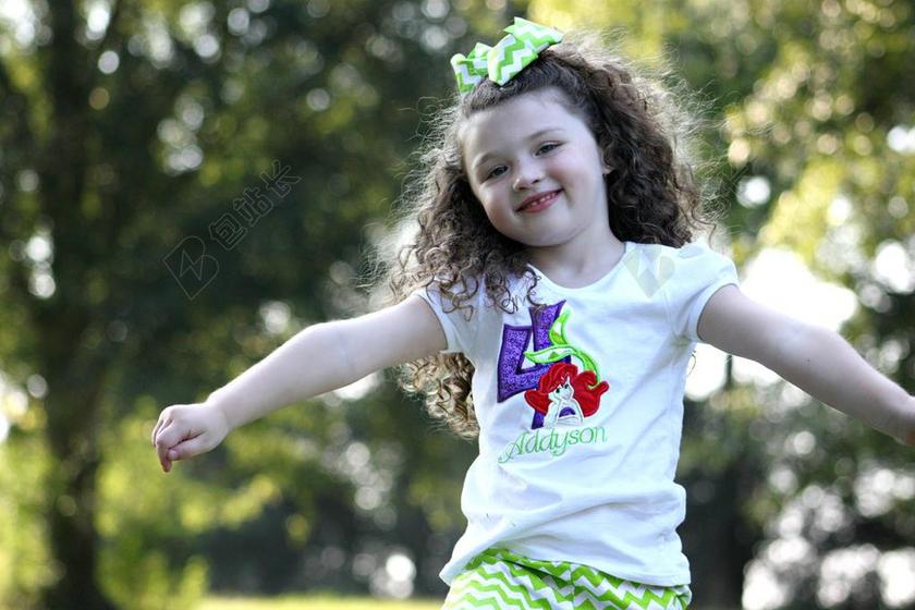 人像摄影可爱快乐小女孩卷发儿童小美人鱼宣传图片