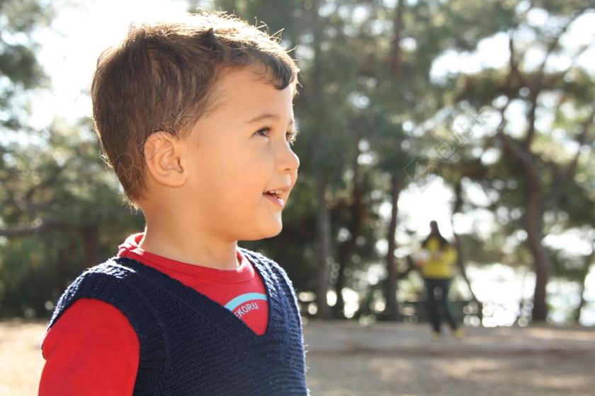 人像摄影儿童可爱开心小男孩侧脸宣传图片