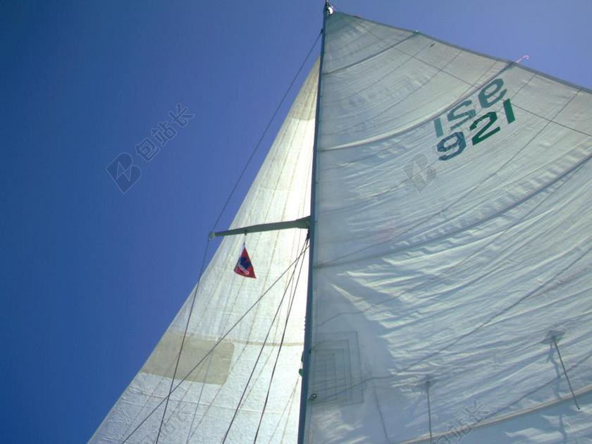 蓝白体育壮丽蓝天下的帆船帆布体育运动划船背景图片