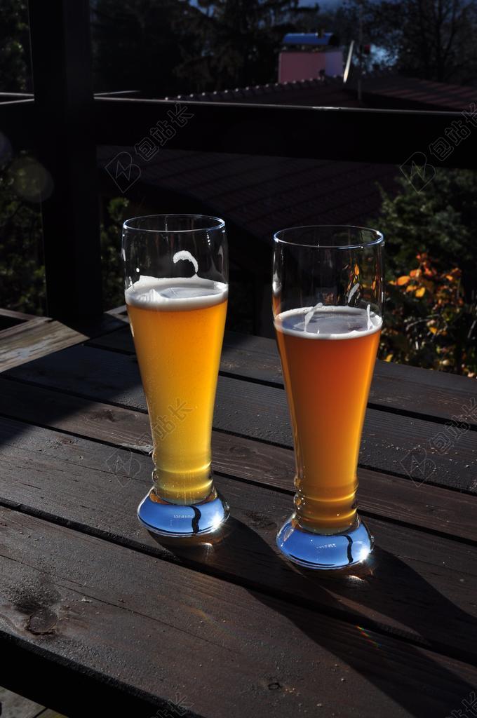 饮料酒户外玻璃杯啤酒杯小麦啤酒木头桌子背景图片