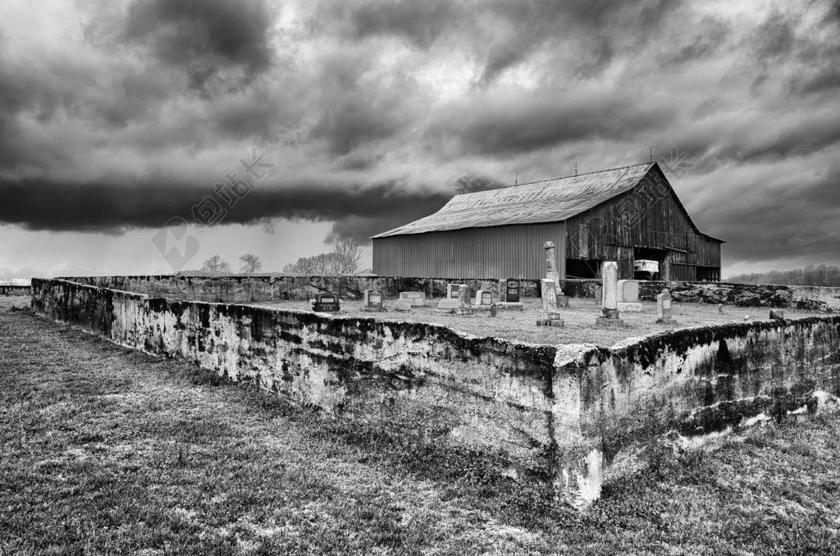 黑白农村谷仓原野农场墓地天空乌云景观背景图片