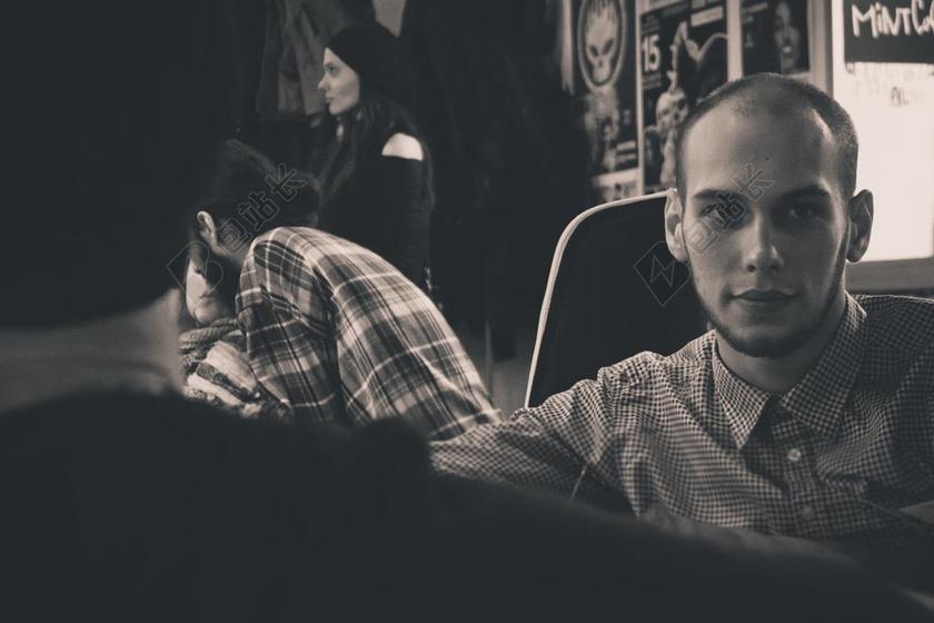 黑白人特写聊天中的男人背景图片