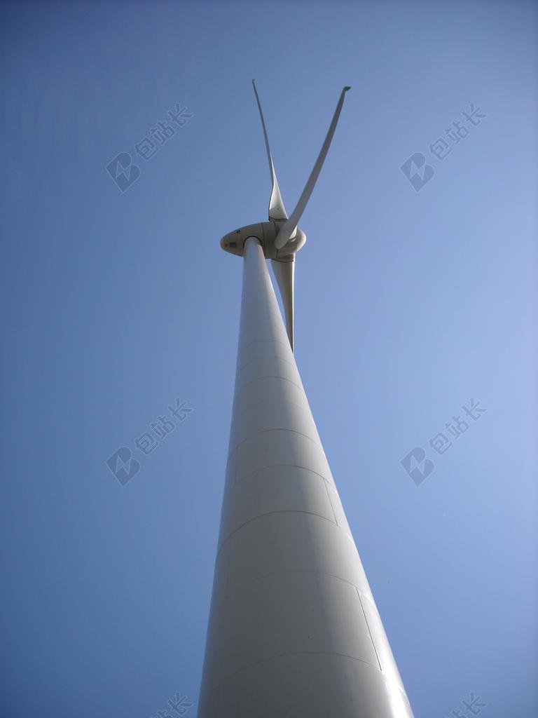 科技电力设备仰视高风力发电大风车背景图片