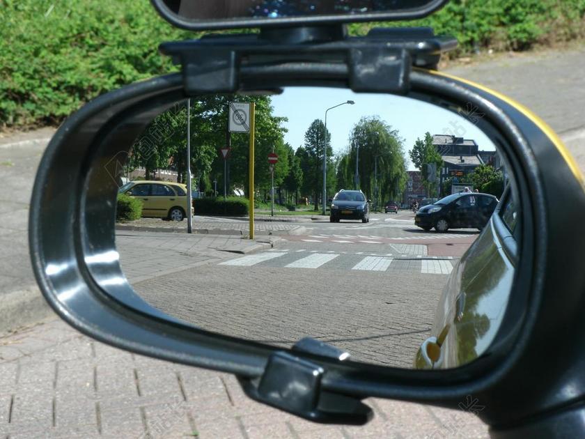 镜像图像 向后看 翻转 外面的镜子 后视镜 交通 行人过路处