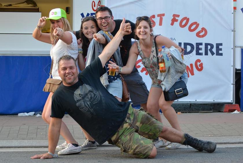 彩色人群愉悦微笑的搞怪男女街拍摆拍拍照微笑背景图片