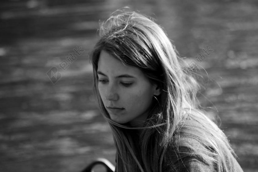 灰色人物安静女孩的长发被风吹动摄影街拍长发女孩背景图片
