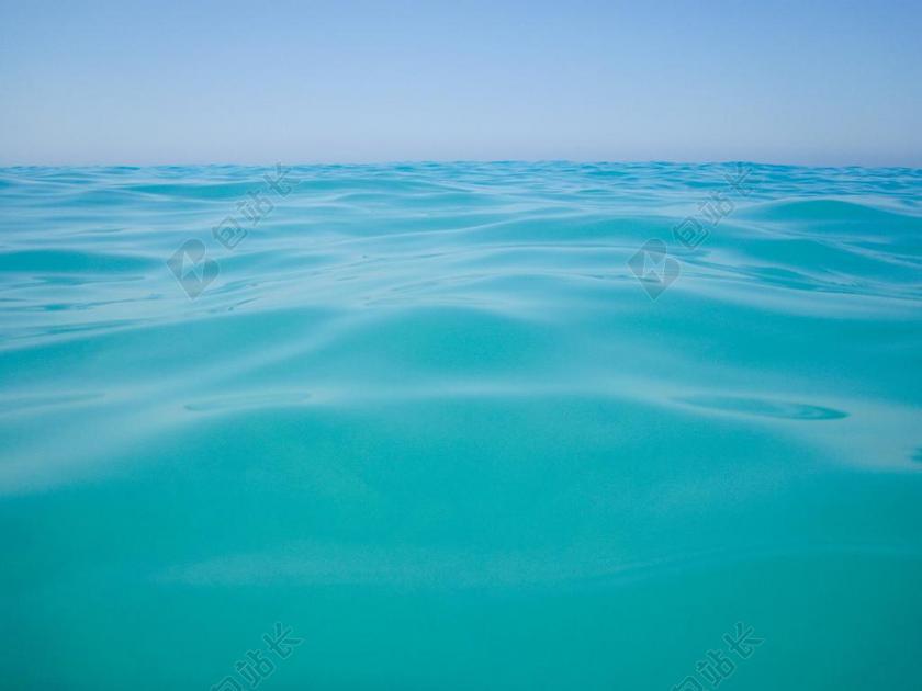 蓝色液体分割面水面海面清澈波浪地平线背景图片