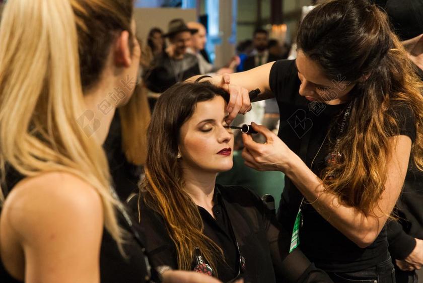 舞台后台准备化妆睫毛膏设计舞台妆专业背景图片