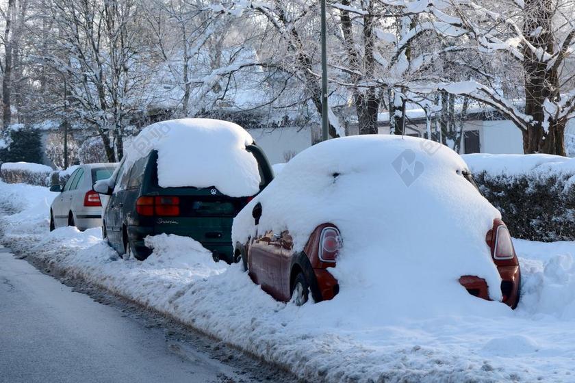 白色季节景观冬季寒冷降雪大雪覆盖街道汽车背景图片