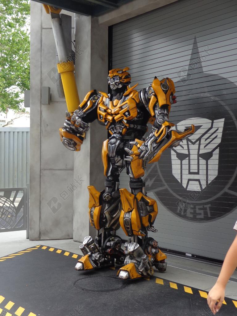 商场商店门前的大黄蜂背景图片
