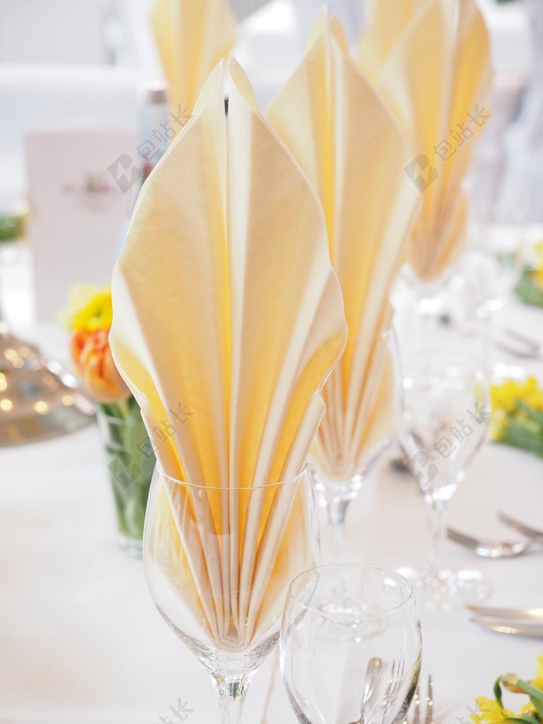 物品餐桌上的高脚杯和餐巾背景图片