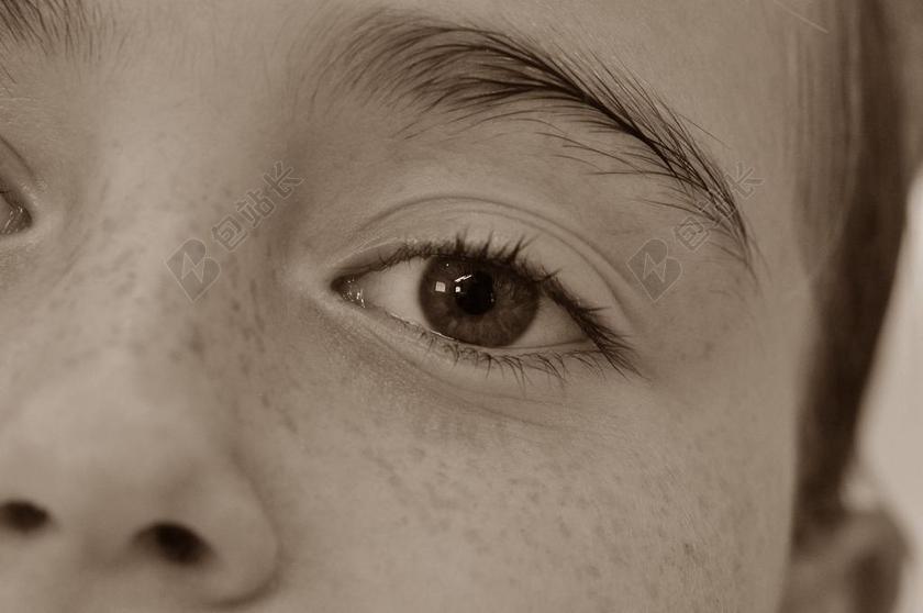 面对 眼 雀斑 女孩