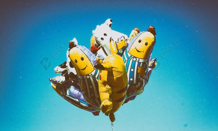 彩色摄影搞怪蓝天中的氢气球射爷摆拍背景图片