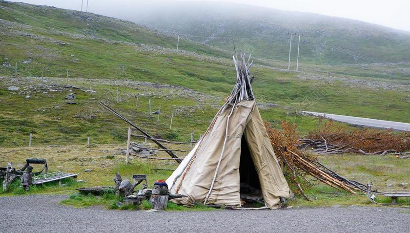 户外路边简陋的帐篷背景图片