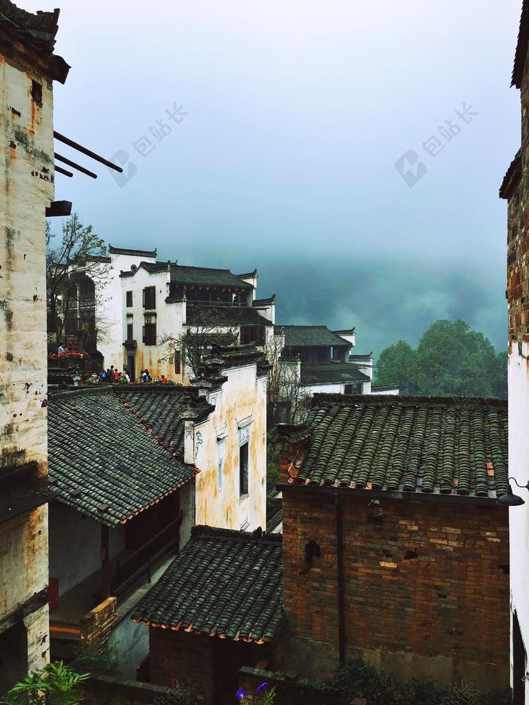建筑古老云雾下的瓦房建筑设计景点旅游背景图片