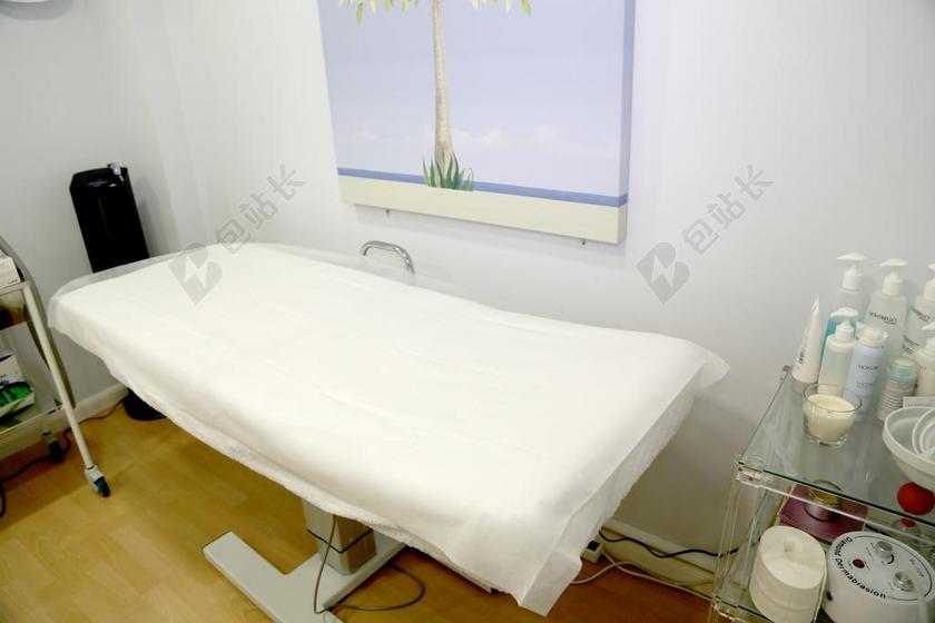 白色医疗干净白色的医疗床病房背景图片