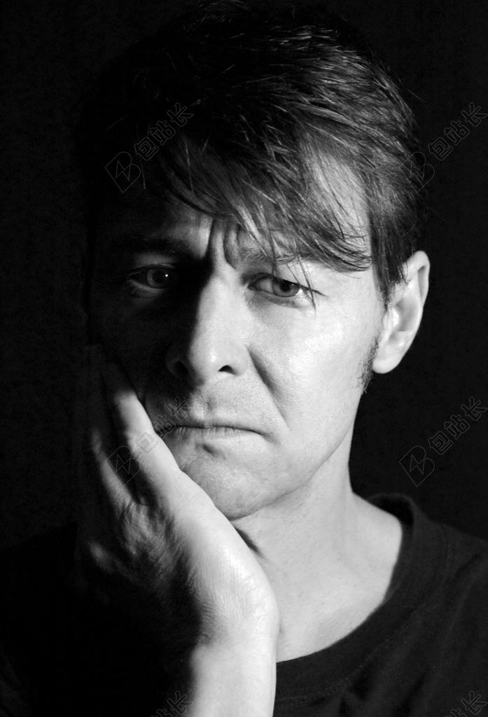 灰色人物神秘灰调下的男子人物摄影背景图片