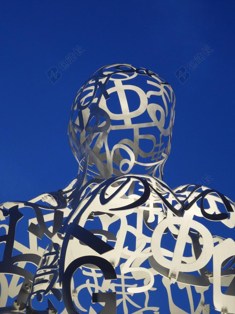 白蓝雕塑创意蓝天下的几何人物雕塑雕塑设计背景图片