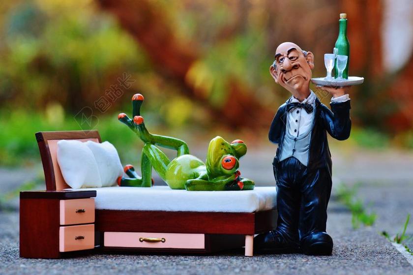 装饰品搞怪地面上的青蛙店员等装饰摆饰背景图片